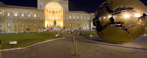 Veduta del Cortile della Pigna in notturno; Musei Vaticani