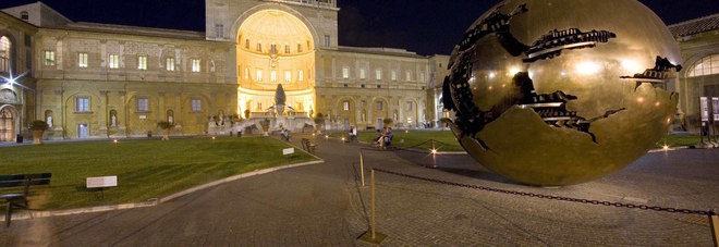 Veduta del Cortile della Pigna in notturno; Musei Vaticani